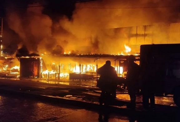 Se incendio el mercado de Acapulco con saldo de pérdida de 70 a 80 locales