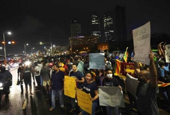 Manifestantes en Sri Lanka acusan a presidente de ser culpable de la crisis económica