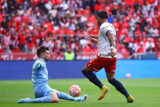 En intenso partido, Toluca y Chivas empatan sin goles