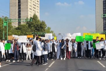 Médicos internos marchan a la Dirección General del ISSSTE