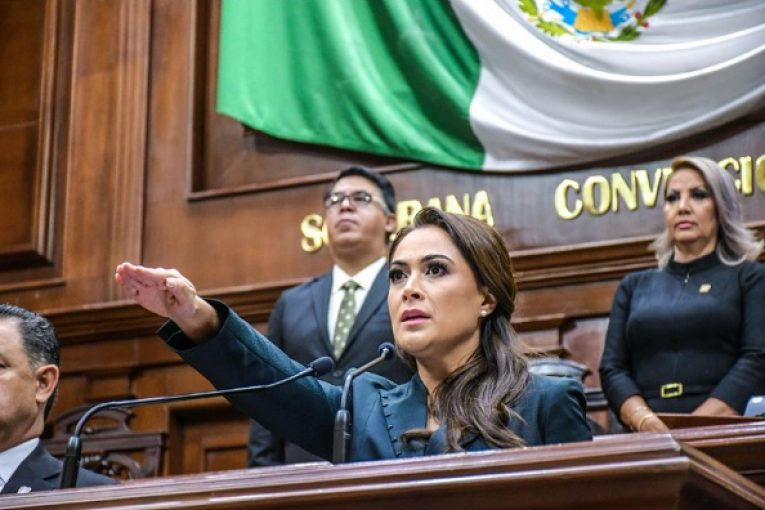 Teresa Jiménez toma protesta como primer gobernadora de Aguascalientes