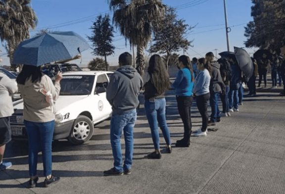 Maestros bloquean carretera Gómez Palacio – Chihuahua para exigir pagos pendientes