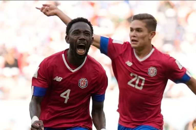 Costa Rica revive con gol postrero, vence 1-0 a Japón