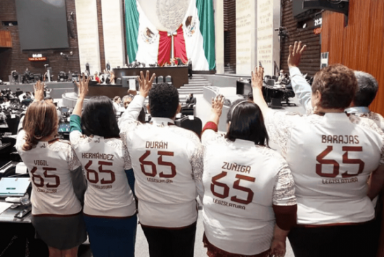 Con ‘Las Mañanitas’ para AMLO y playeras del Tri, diputados celebran Presupuesto 2023