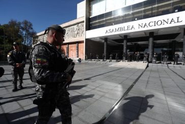 Decenas de militares y policías cercan la Asamblea Nacional de Ecuador