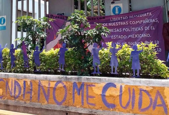 Persiste bloqueo feminista en Periférico Sur, frente oficinas de CNDH