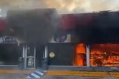 Grupos armados queman vehículos y tiendas de conveniencia en Apatzingán, Michoacán