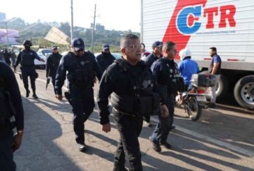 Transportistas bloquean acceso a Uruapan, Michoacán