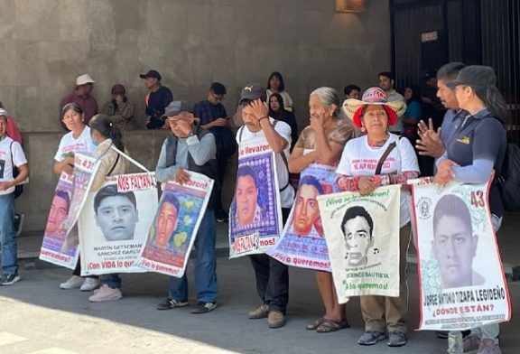 Normalistas de Ayotzinapa advierten que no retirarán plantón del Zócalo