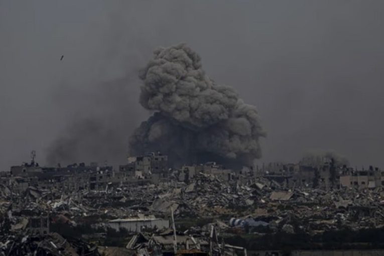Israel asalta de nuevo el principal hospital de Gaza mientras la ONU alerta de “hambruna inminente”