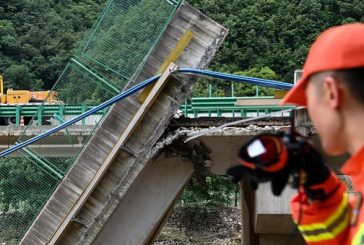 11 muertos y docenas de desaparecidos en China tras derrumbe de un puente por inundaciones 